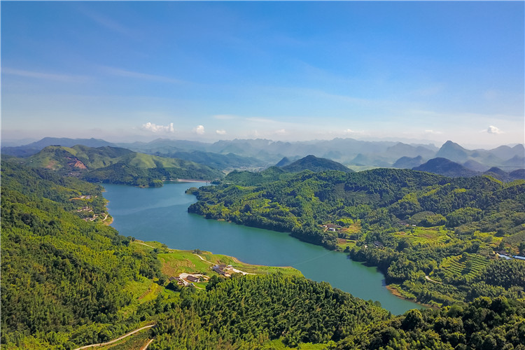 陽山大崀茶坑水庫，綠如翡翠。（通訊員供圖） .jpg