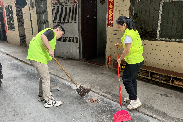 志愿者們幫助老人打掃衛(wèi)生.png